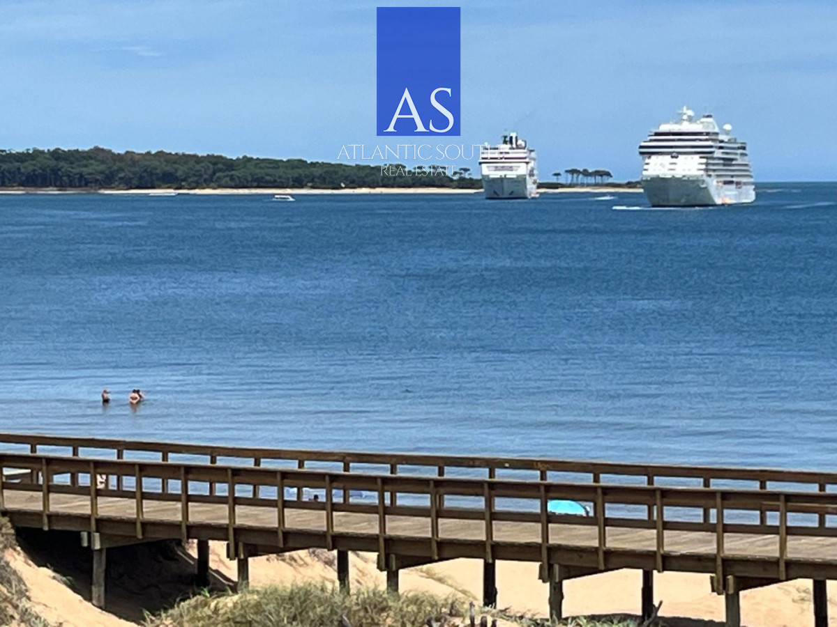 Apartamento ID.4512 - Apartamento reciclado de 2 dormitorios en primera línea de Playa Mansa con vista panorámica al mar
