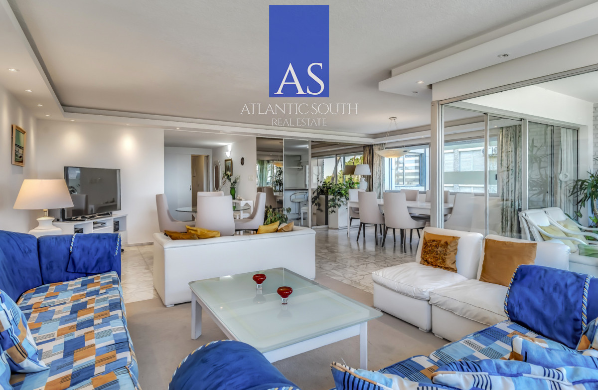 Apartamento ID.4844 - Planta de categoría 3 dormitorios + dependencia parrillero propio frente al mar Punta del Este 