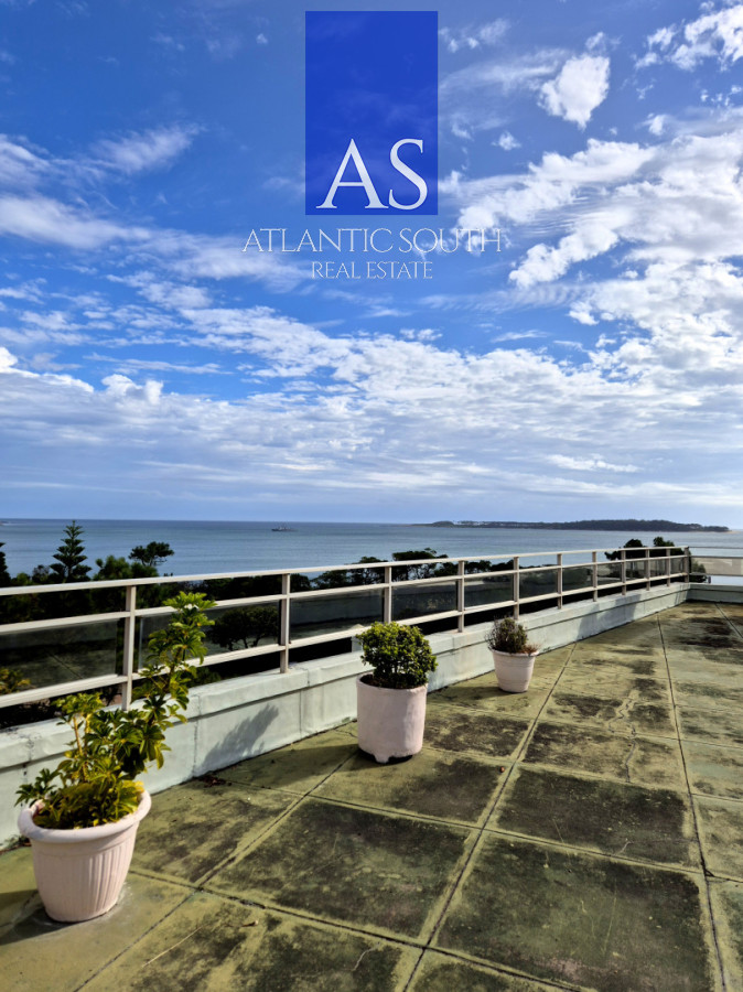 Apartamento ID.4635 - Apartamento reciclado frente al mar Playa Mansa 3 dormitorios terraza con barbacoa uso exclusivo y vista el mar Punta del Este