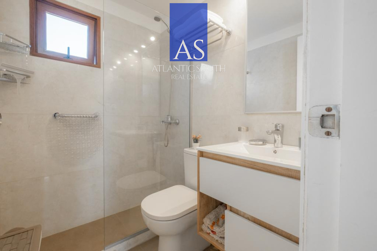 Apartamento ID.4512 - Apartamento reciclado de 2 dormitorios en primera línea de Playa Mansa con vista panorámica al mar