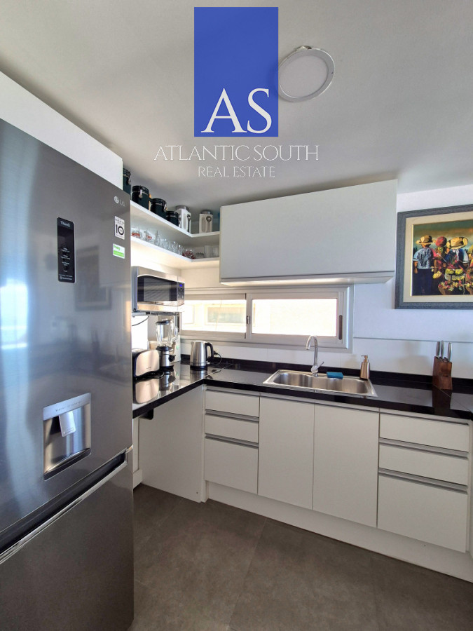 Apartamento ID.4455 - Penthouse apartamento 2 dormitorios frente al mar con azotea de uso exclusivo garage primera línea Playa Mansa Pinares Punta del Este