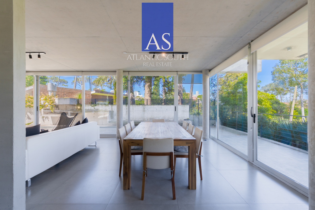 Apartamento ID.4411 - Planta de Categoría apartamento 3 dormitorios moderno con parrillero en Playa Mansa Punta del Este