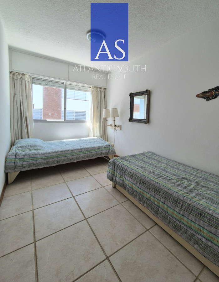 Apartamento ID.4565 - Oportunidad 3 dormitorios + servicio y gran terraza con parrillero propio en Playa Brava Punta del Este 