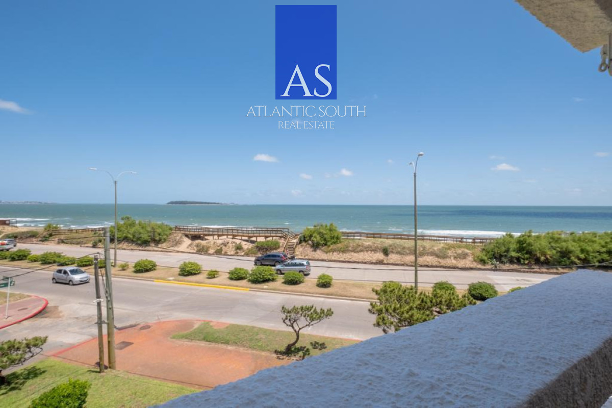 Apartamento ID.4512 - Apartamento reciclado de 2 dormitorios en primera línea de Playa Mansa con vista panorámica al mar