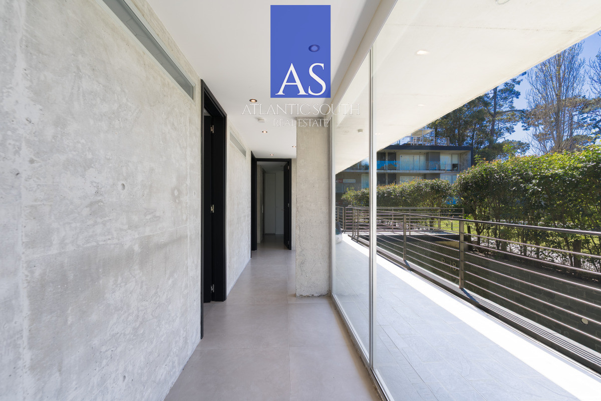 Apartamento ID.4411 - Planta de Categoría apartamento 3 dormitorios moderno con parrillero en Playa Mansa Punta del Este