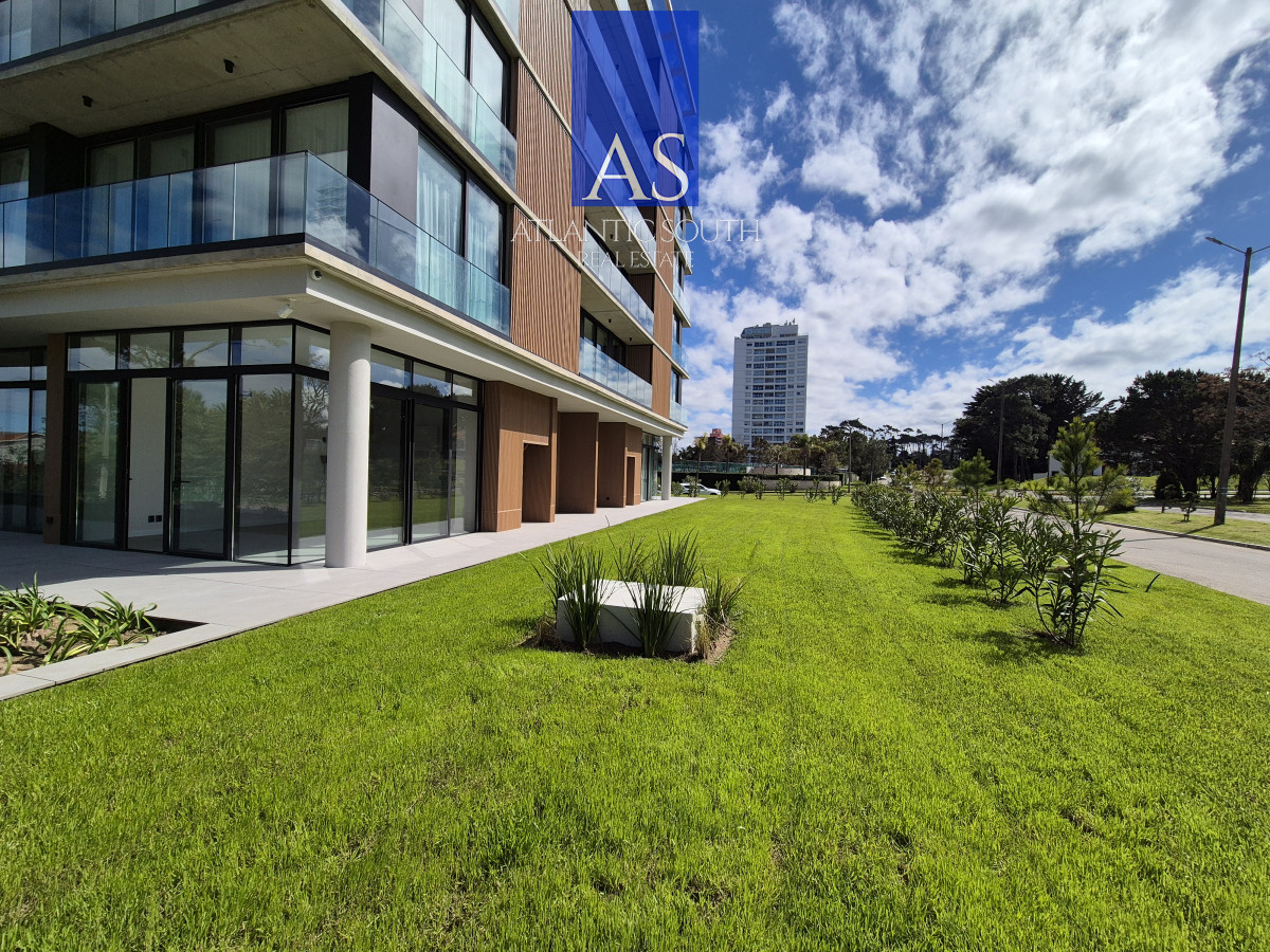 Apartamento ID.4376 - Apartamento tipo casa de 2 dormitorios a estrenar con gran terraza y jardín Playa Mansa Punta del Este
