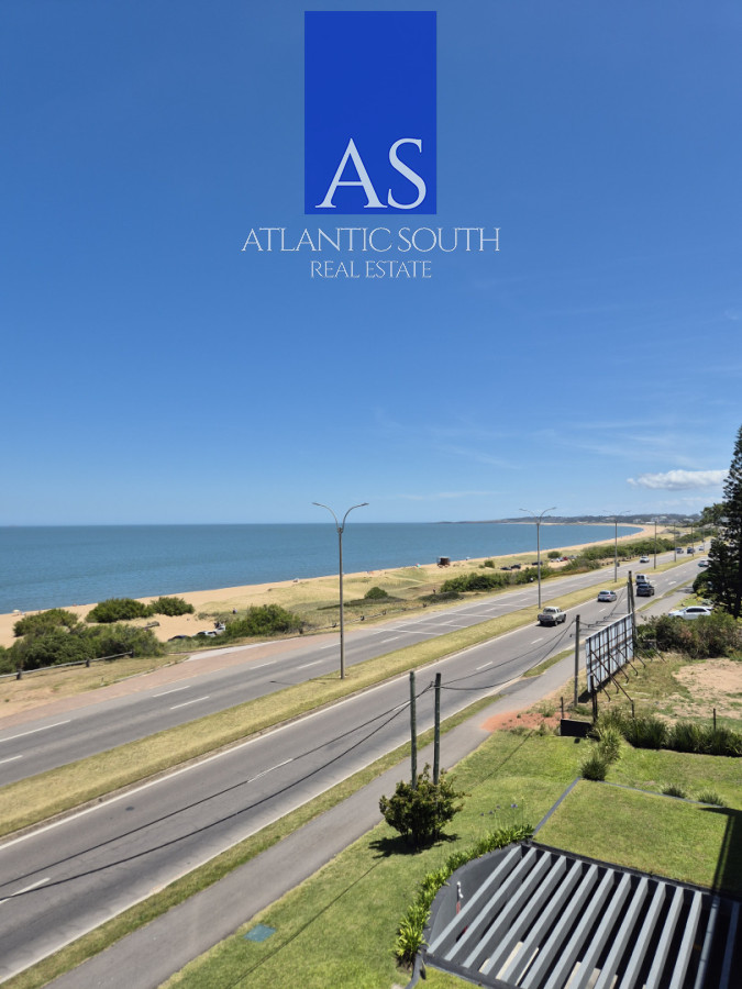 Apartamento ID.4455 - Penthouse apartamento 2 dormitorios frente al mar con azotea de uso exclusivo garage primera línea Playa Mansa Pinares Punta del Este