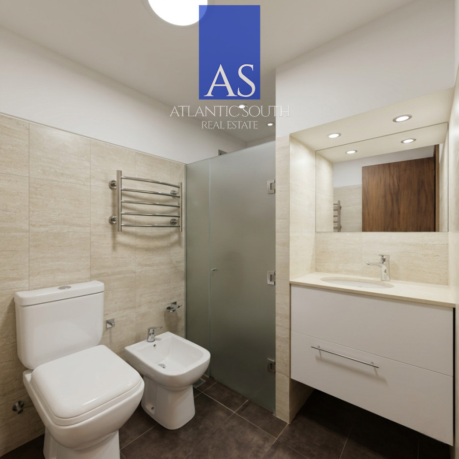 Apartamento ID.4620 - Apartamento Reciclado de 3 Dormitorios con Parrillero en Playa Mansa Punta del Este