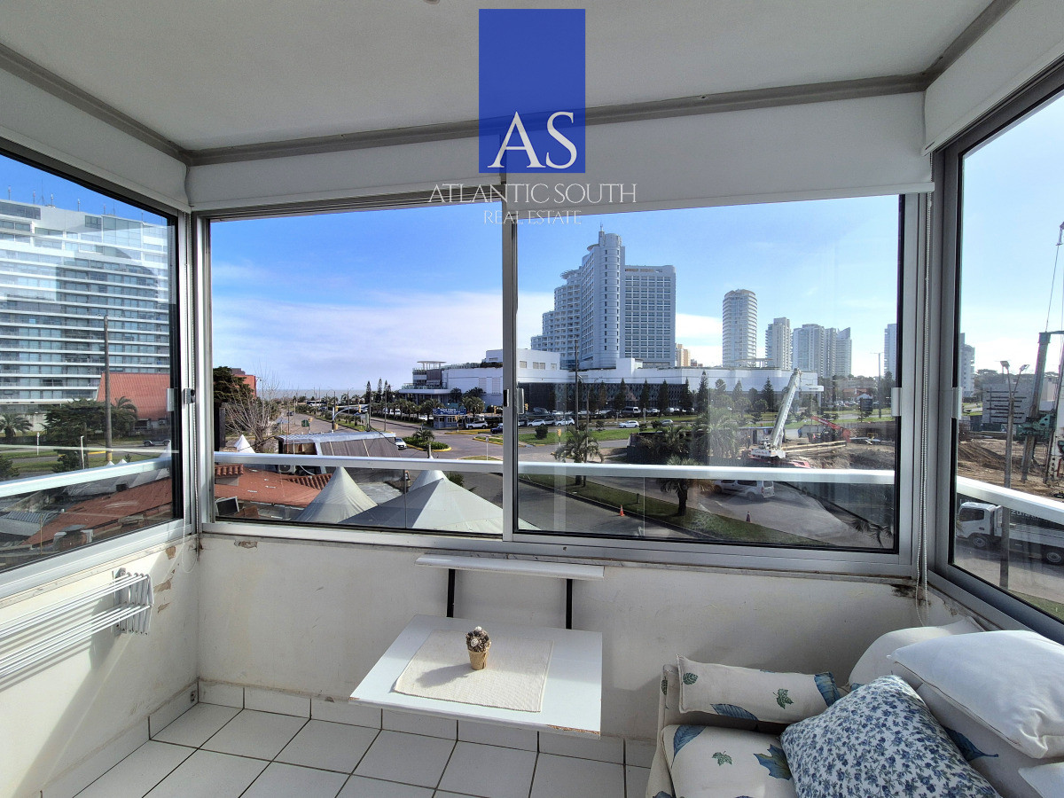 Apartamento ID.4417 - Apartamento 1 dormitorio en venta vista parcial al Mar terraza y cochera Playa Mansa Punta del Este