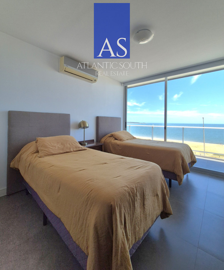 Apartamento ID.4455 - Penthouse apartamento 2 dormitorios frente al mar con azotea de uso exclusivo garage primera línea Playa Mansa Pinares Punta del Este