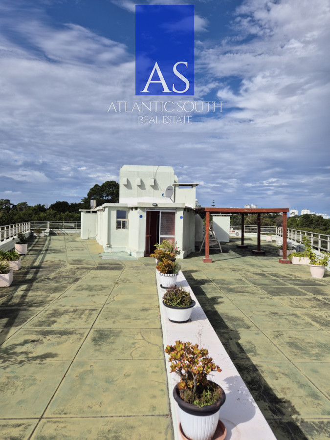Apartamento ID.4635 - Apartamento reciclado frente al mar Playa Mansa 3 dormitorios terraza con barbacoa uso exclusivo y vista el mar Punta del Este
