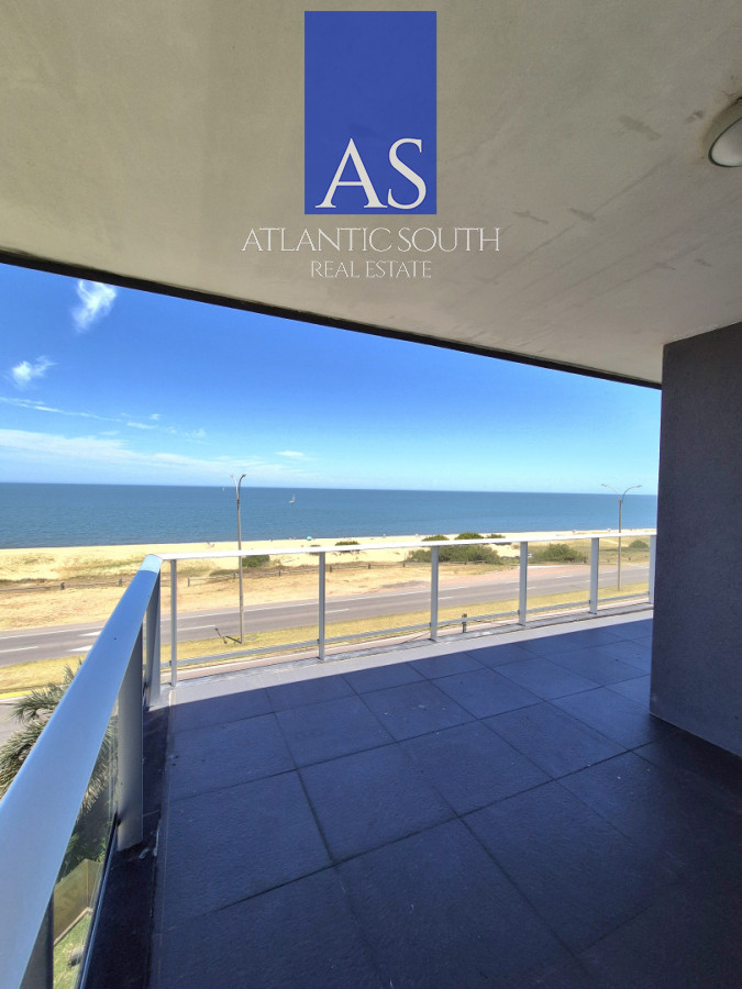 Apartamento ID.4455 - Penthouse apartamento 2 dormitorios frente al mar con azotea de uso exclusivo garage primera línea Playa Mansa Pinares Punta del Este