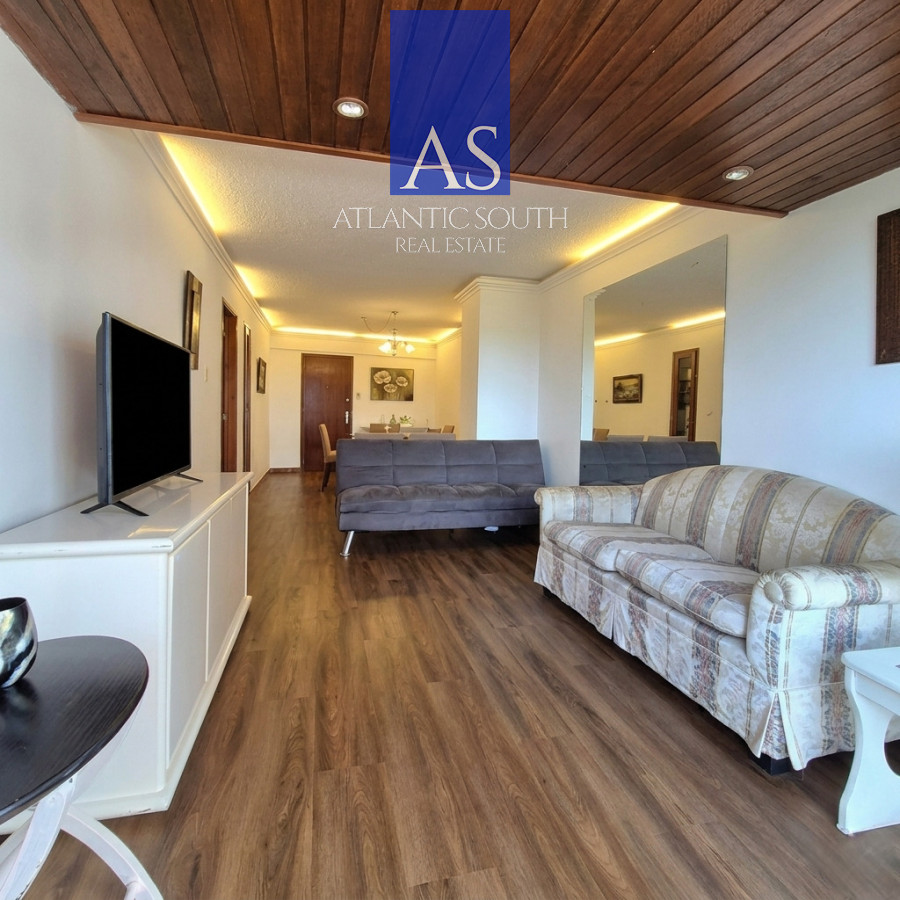 Apartamento ID.4635 - Apartamento reciclado frente al mar Playa Mansa 3 dormitorios terraza con barbacoa uso exclusivo y vista el mar Punta del Este