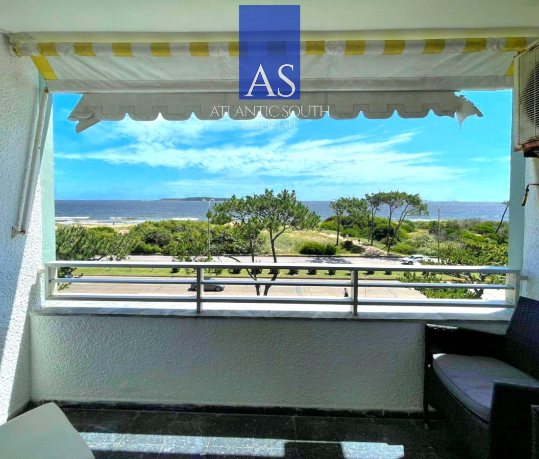 Apartamento ID.4371 - Loft monoambiente reciclado frente al mar con terraza y cochera Playa Mansa Punta del Este