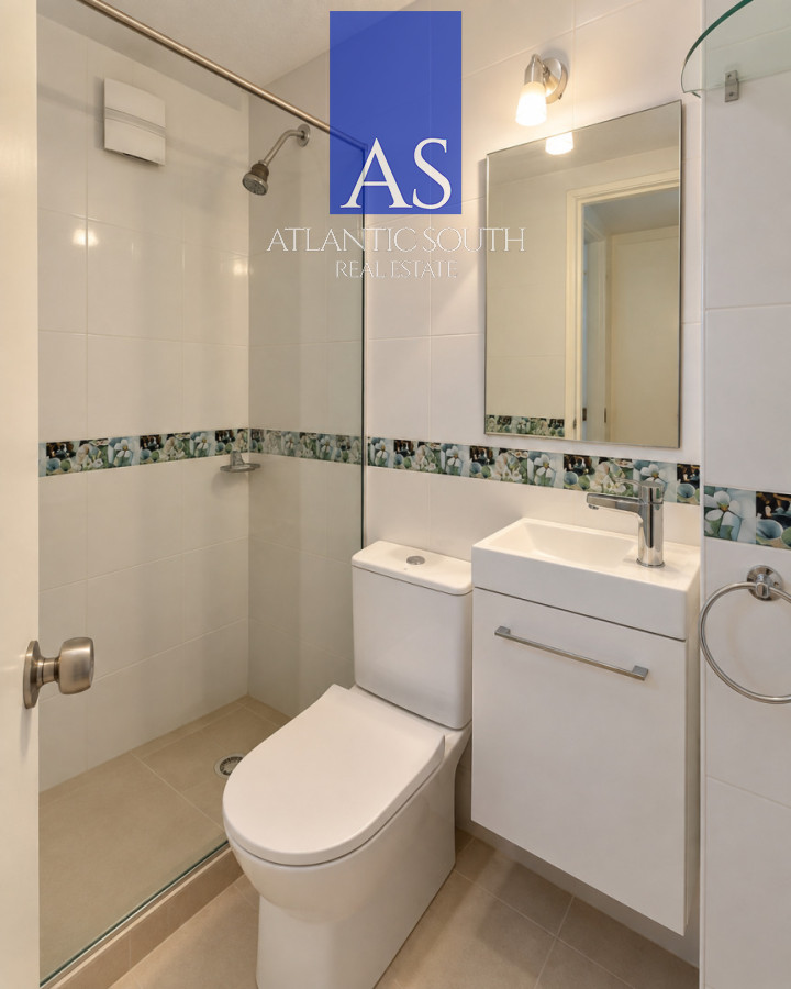 Apartamento ID.5122 - Apartamento 2 dormitorios frente al mar reciclado terraza y garage gastos bajos Playa Mansa Punta del Este