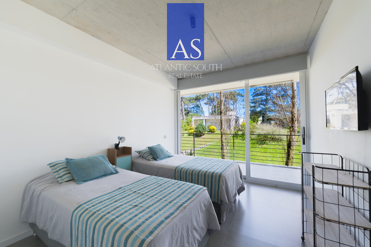 Apartamento ID.4411 - Planta de Categoría apartamento 3 dormitorios moderno con parrillero en Playa Mansa Punta del Este