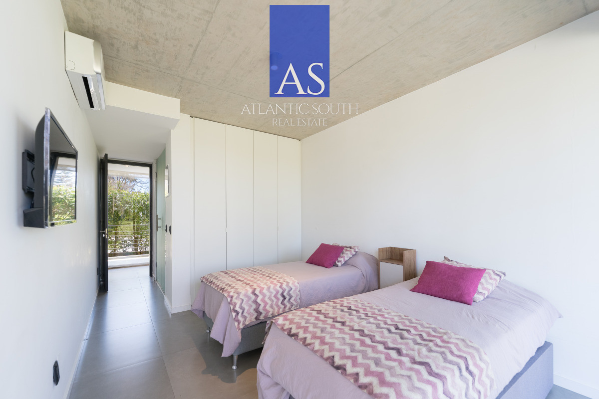 Apartamento ID.4411 - Planta de Categoría apartamento 3 dormitorios moderno con parrillero en Playa Mansa Punta del Este