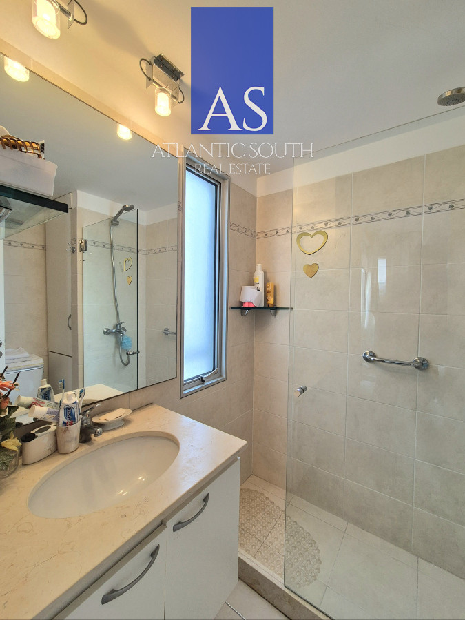 Apartamento ID.4319 - Oportunidad moderno planta cómoda piso alto 3 dormitorios 2 baños terraza con espectacular vista al mar garage venta Punta del Este 