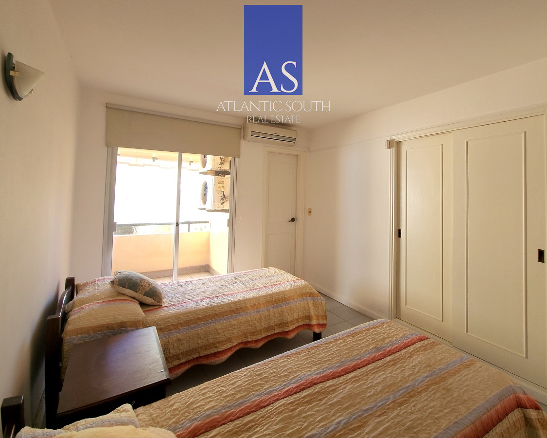 Apartamento ID.3505 - Apartamento 3 dormitorios primera linea frente al mar Playa Mansa Pinares con piscina y cochera