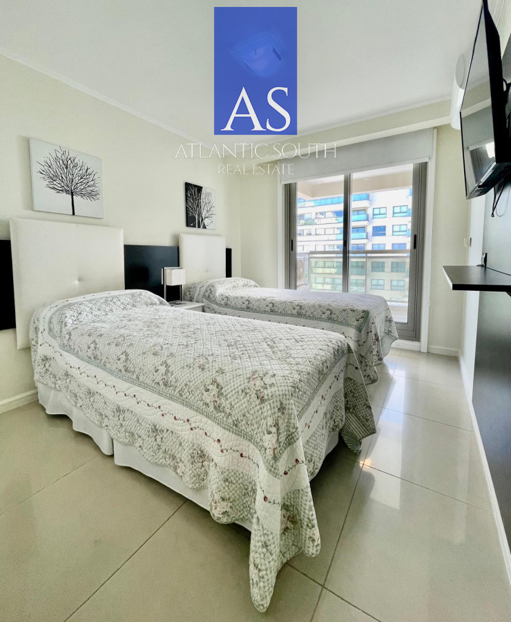 Apartamento ID.4343 - Apartamento de 3 dormitorios mas servicio primera linea playa brava 