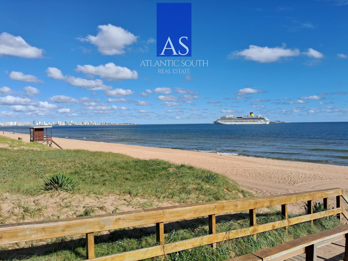 Apartamento ID.4512 - Apartamento reciclado de 2 dormitorios en primera línea de Playa Mansa con vista panorámica al mar