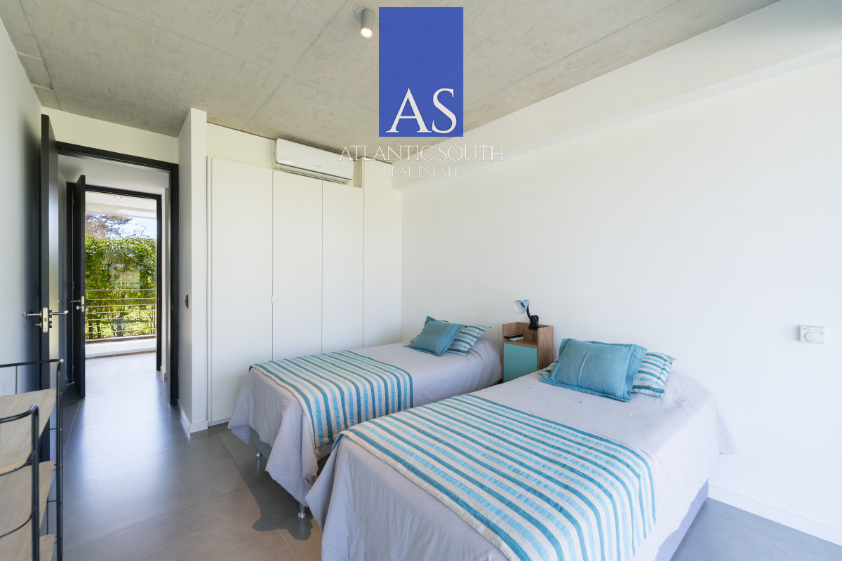 Apartamento ID.4411 - Planta de Categoría apartamento 3 dormitorios moderno con parrillero en Playa Mansa Punta del Este