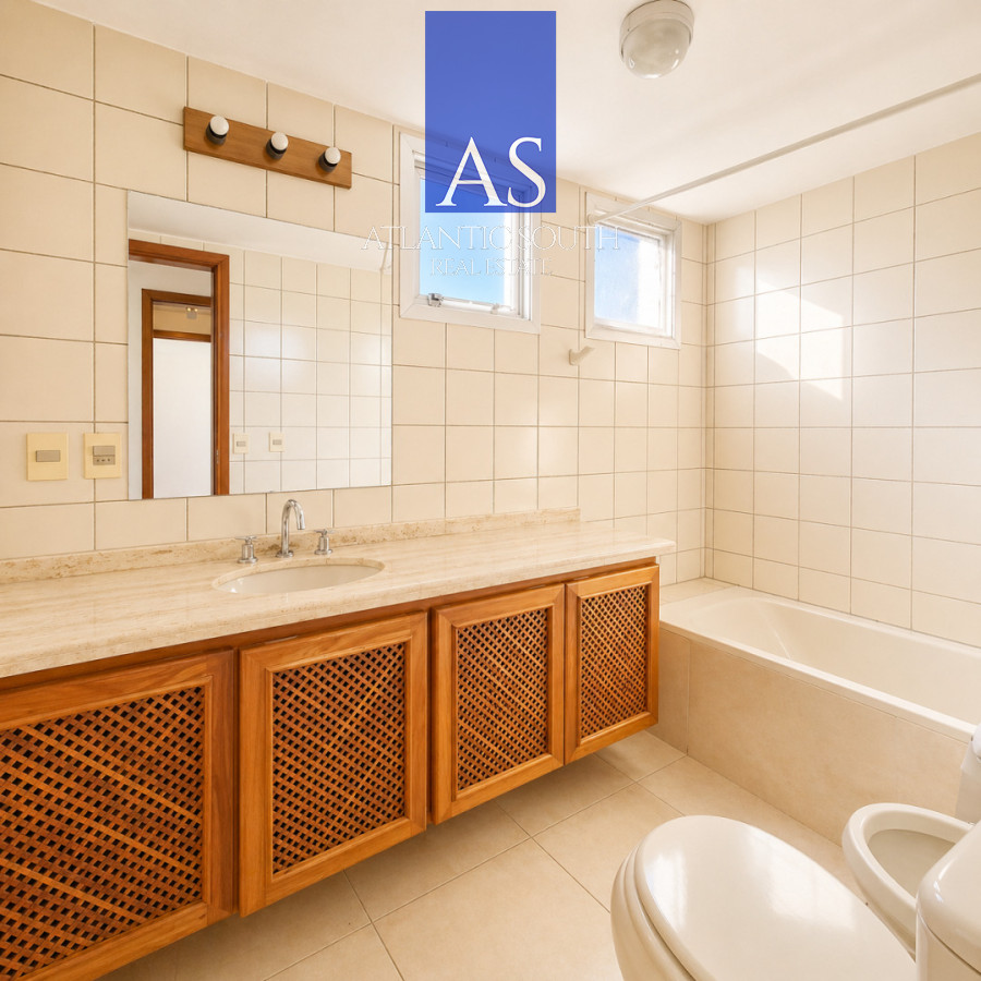 Apartamento ID.4735 - Apartamento de 2 Dormitorios con Terraza y cochera en Playa Mansa Punta del Este