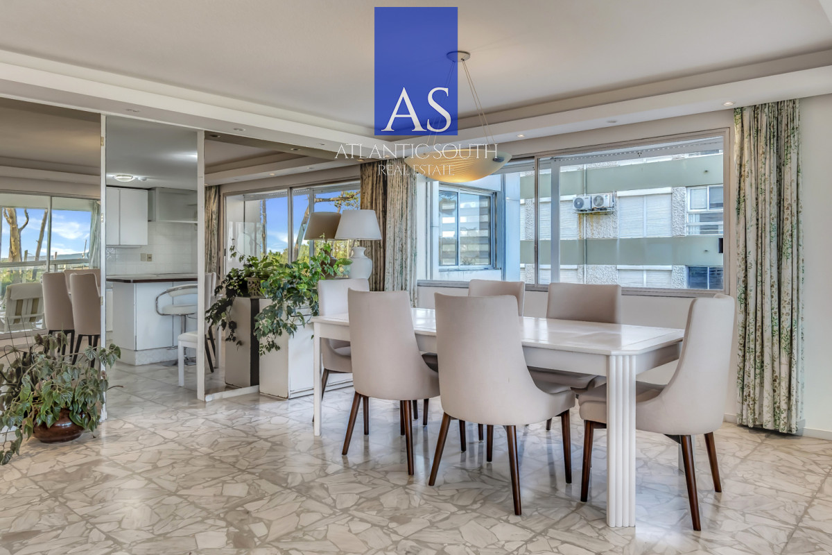 Apartamento ID.4844 - Planta de categoría 3 dormitorios + dependencia parrillero propio frente al mar Punta del Este 