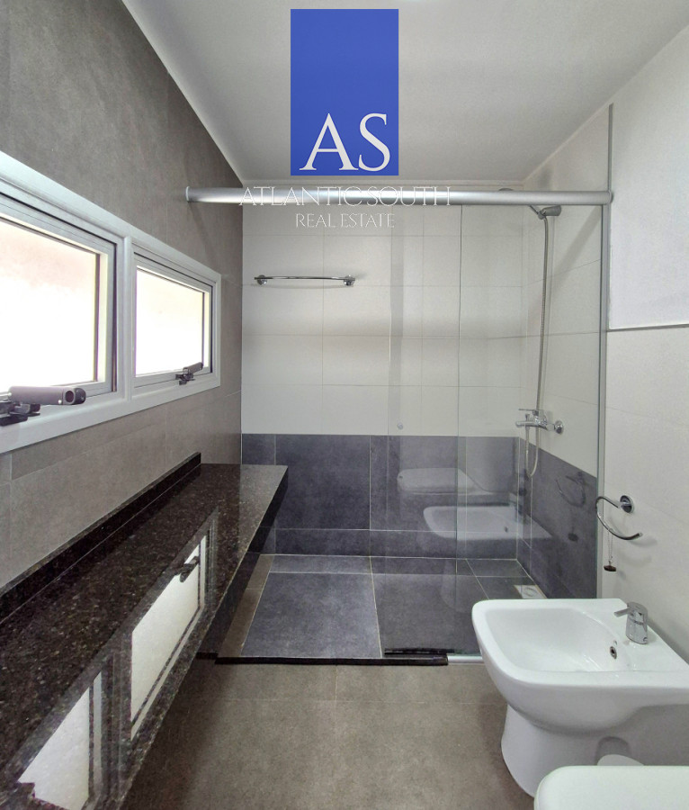 Apartamento ID.4455 - Penthouse apartamento 2 dormitorios frente al mar con azotea de uso exclusivo garage primera línea Playa Mansa Pinares Punta del Este