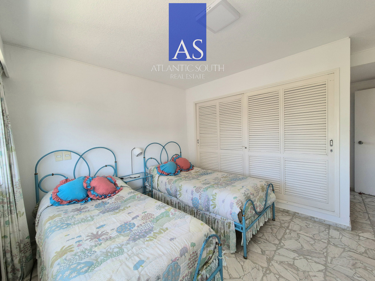 Apartamento ID.4078 - Planta de categoría 3 dormitorios + dependencia completa parrillero propio frente al mar parada 7 Playa Mansa Edificio Imarangatú