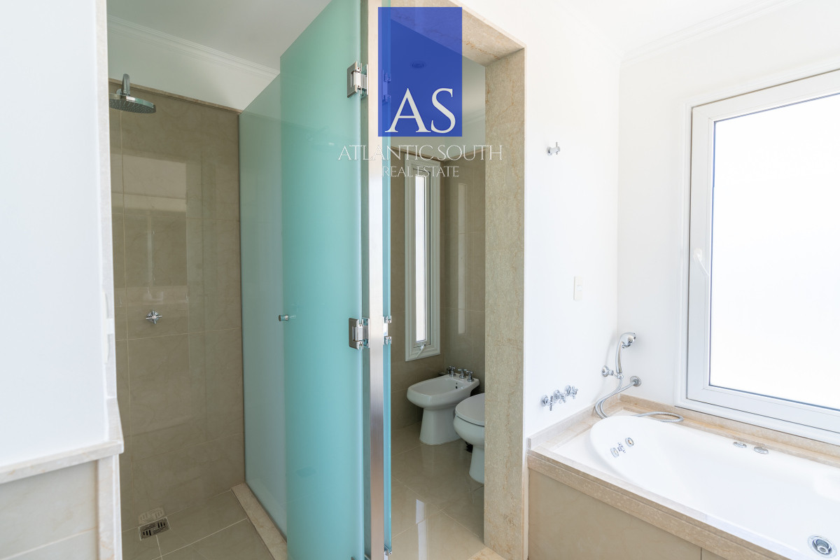 Apartamento ID.4135 - Apartamento 4 dormitorios frente al mar Playa Mansa , Punta del Este 