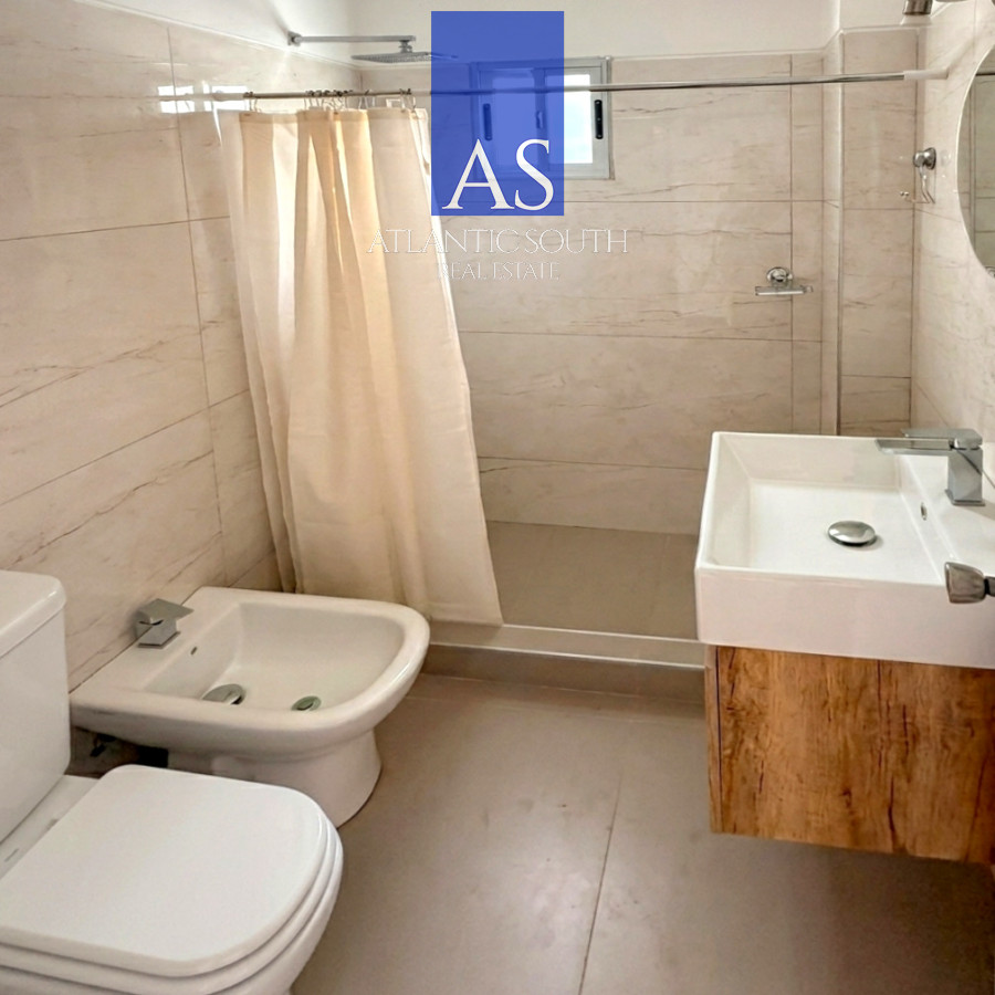 Apartamento ID.4665 - Apartamento de 2 dormitorios, patio con barbacoa y cochera techada en Punta del Este