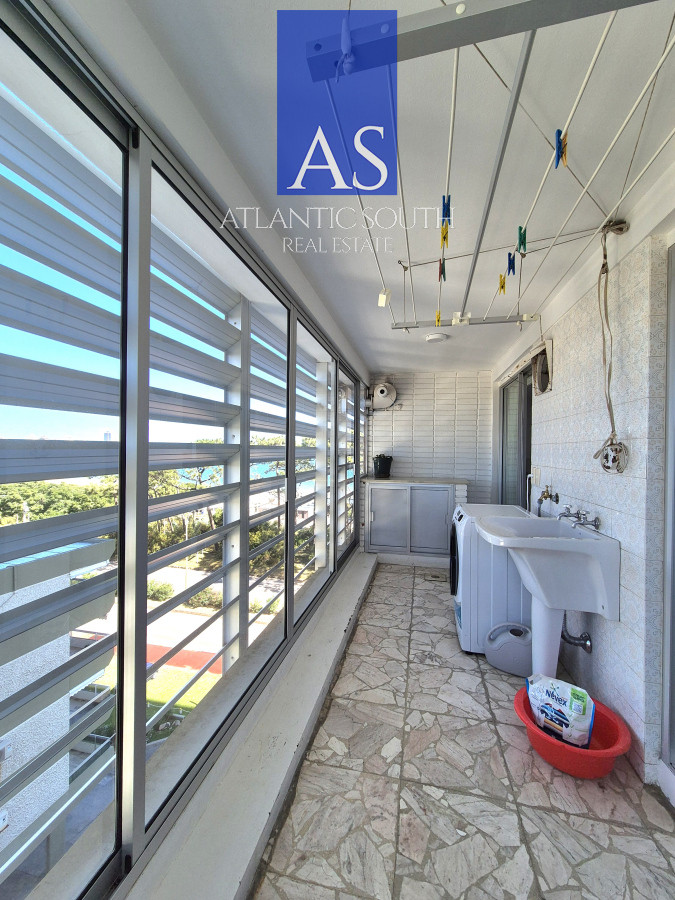 Apartamento ID.4078 - Planta de categoría 3 dormitorios + dependencia completa parrillero propio frente al mar parada 7 Playa Mansa Edificio Imarangatú
