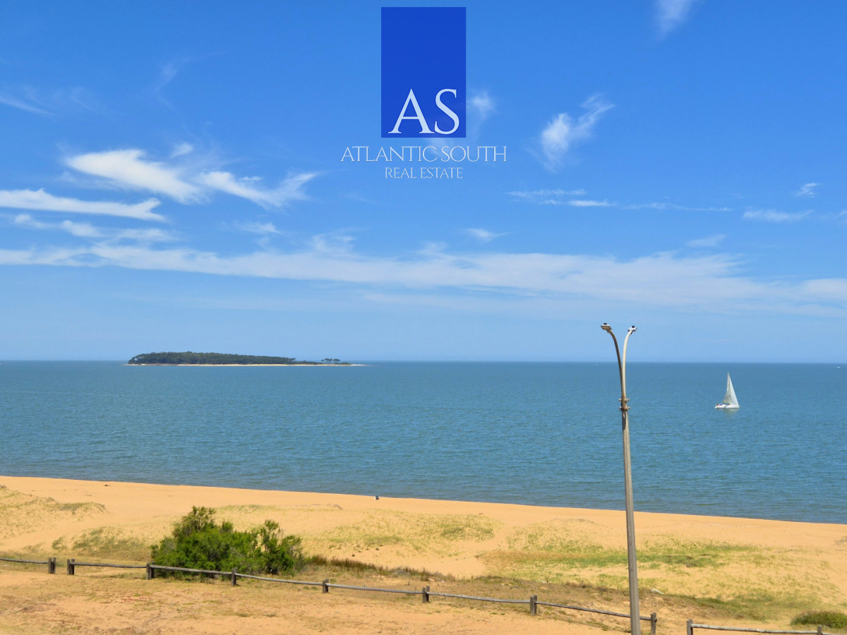 Apartamento ID.4455 - Penthouse apartamento 2 dormitorios frente al mar con azotea de uso exclusivo garage primera línea Playa Mansa Pinares Punta del Este