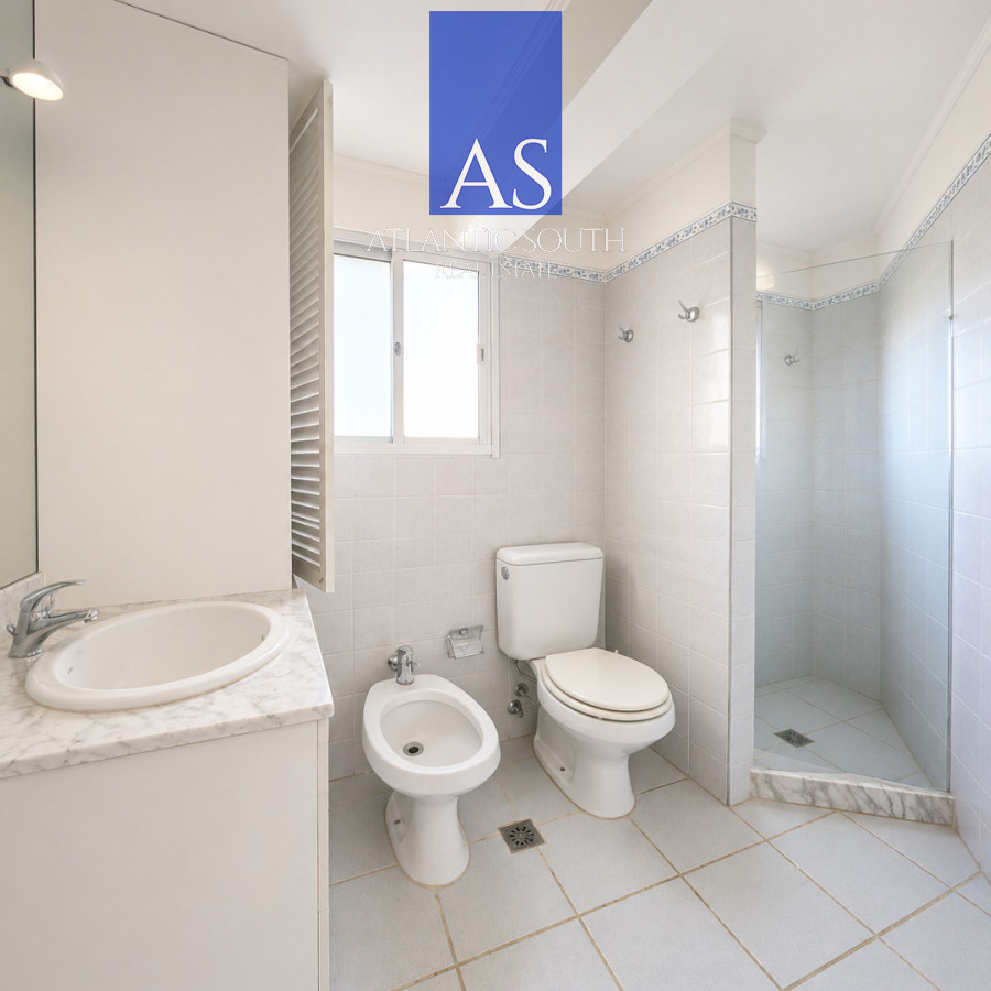Apartamento ID.4736 - Apartamento de 3 Dormitorios con Vista Parcial al Mar en Playa Mansa - Pinares