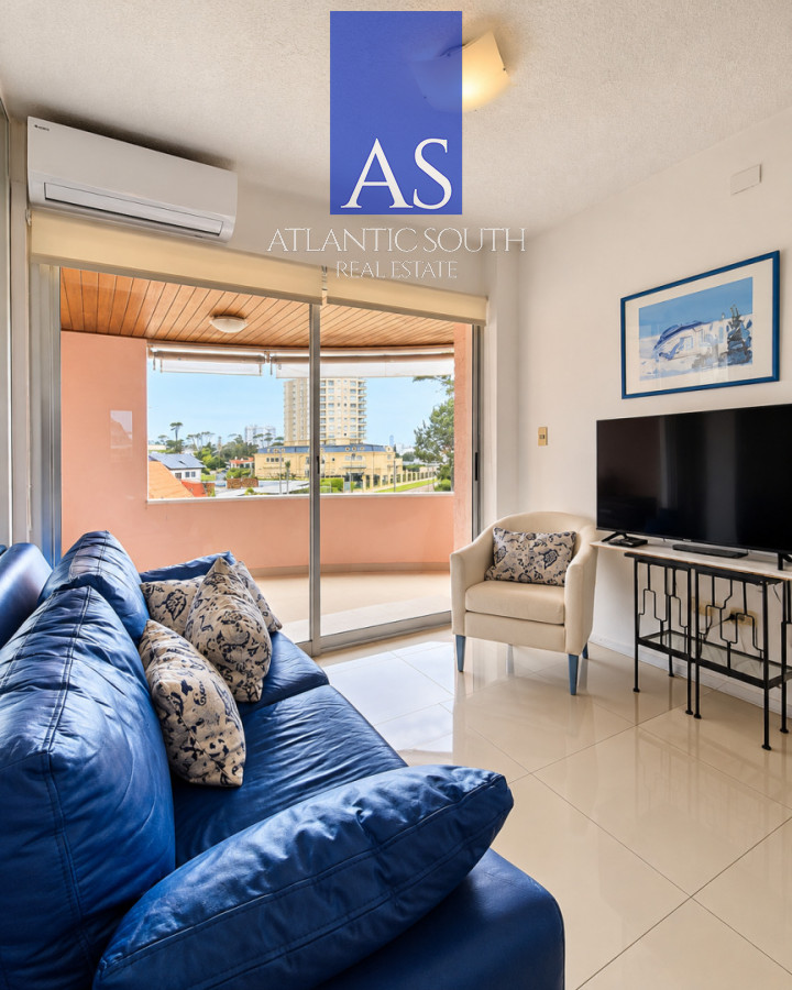 Apartamento ID.5139 - Apartamento de 2 dormitorios totalmente reciclado en Playa Mansa con garage y baulera