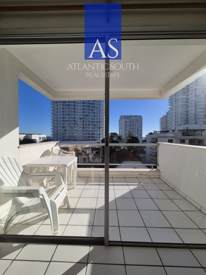 Apartamento ID.4735 - Apartamento de 2 Dormitorios con Terraza y cochera en Playa Mansa Punta del Este