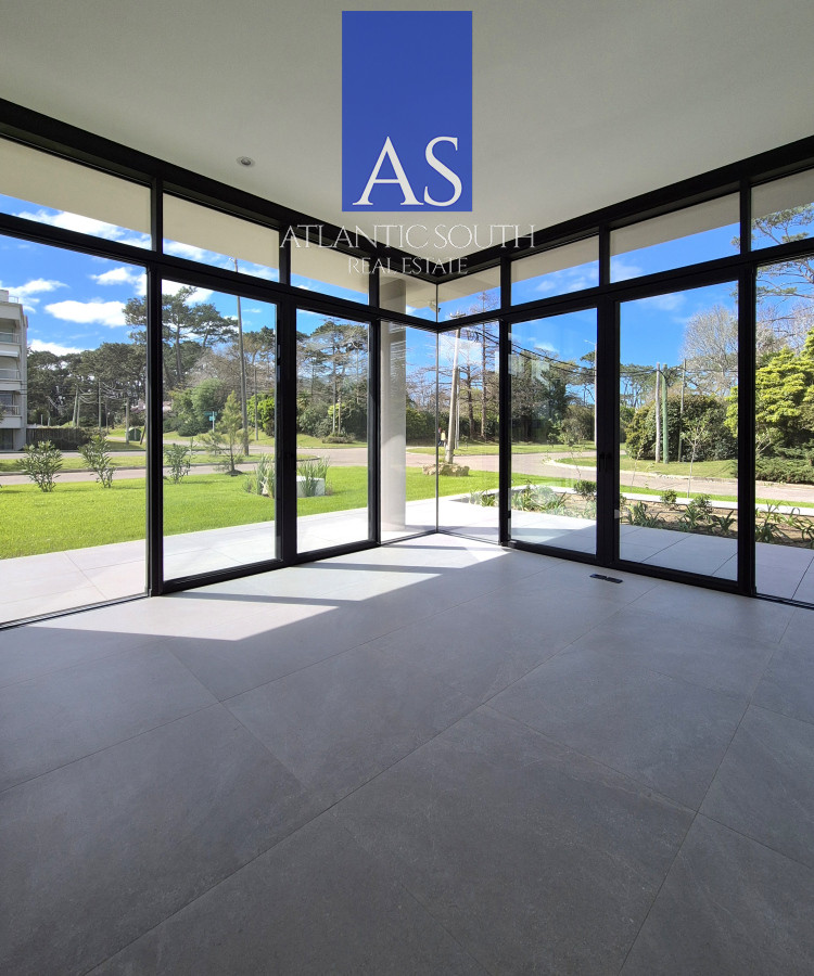 Apartamento ID.4376 - Apartamento tipo casa de 2 dormitorios a estrenar con gran terraza y jardín Playa Mansa Punta del Este