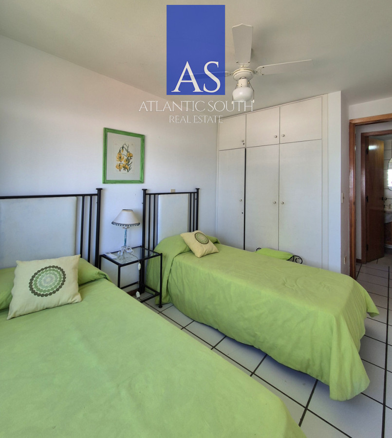 Apartamento ID.4437 - Apartamento 2 dormitorios terraza y garage piso alto con vista al mar a metros de la playa en Playa Mansa Punta del Este