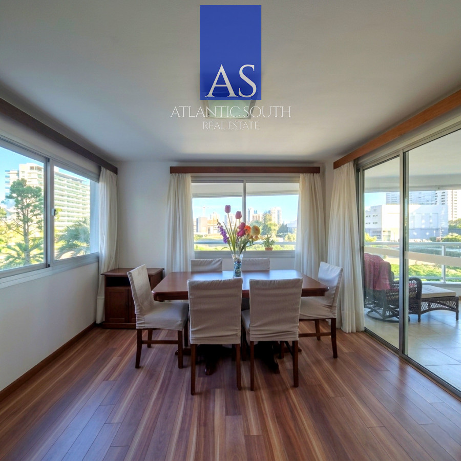 Apartamento ID.4620 - Apartamento Reciclado de 3 Dormitorios con Parrillero en Playa Mansa Punta del Este