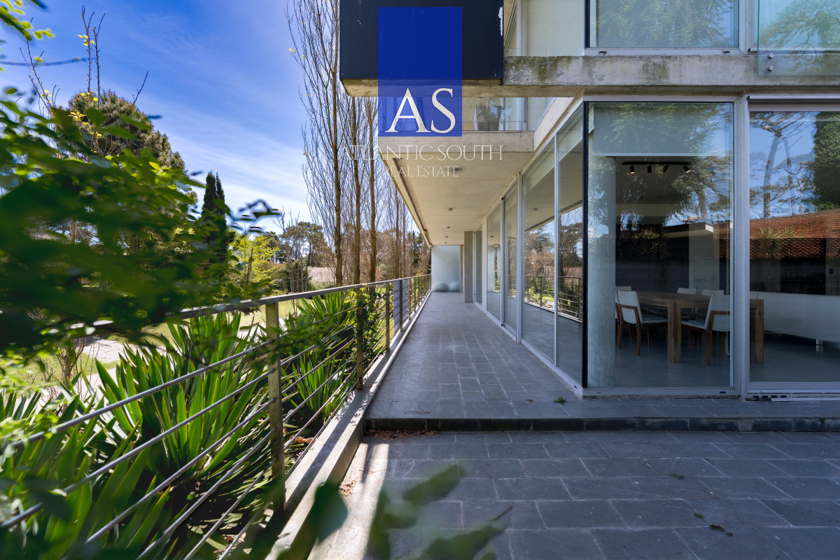 Apartamento ID.4411 - Planta de Categoría apartamento 3 dormitorios moderno con parrillero en Playa Mansa Punta del Este