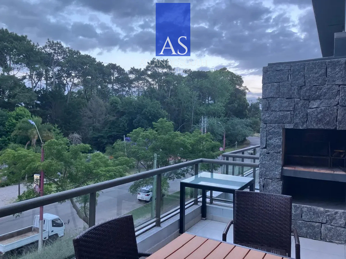 Apartamento en alquiler temporal con terraza y parrilla propia en Punta del Este