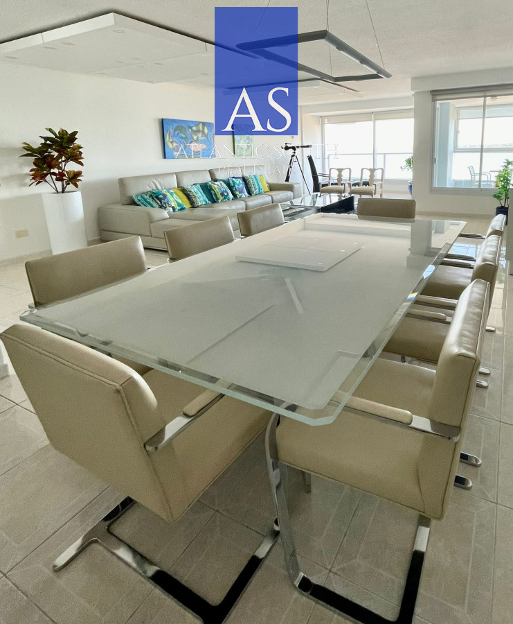 Apartamento ID.4315 - Apartamento de 4 dormitorios con parrillero en primera linea Playa Mansa