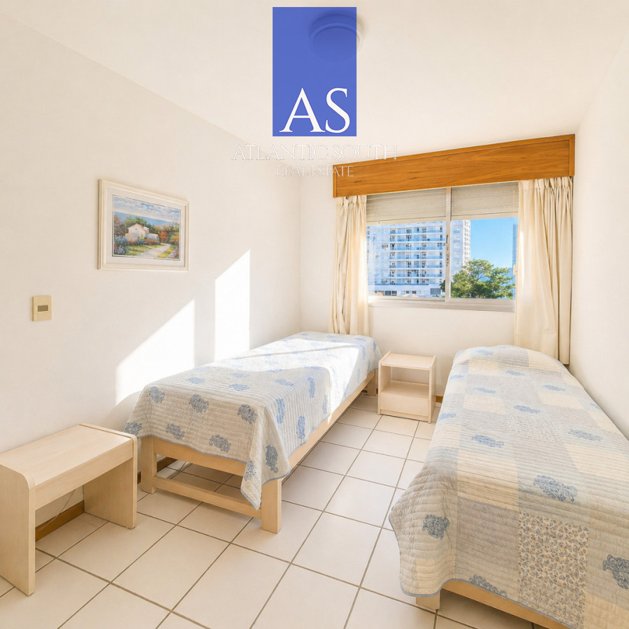 Apartamento ID.4735 - Apartamento de 2 Dormitorios con Terraza y cochera en Playa Mansa Punta del Este