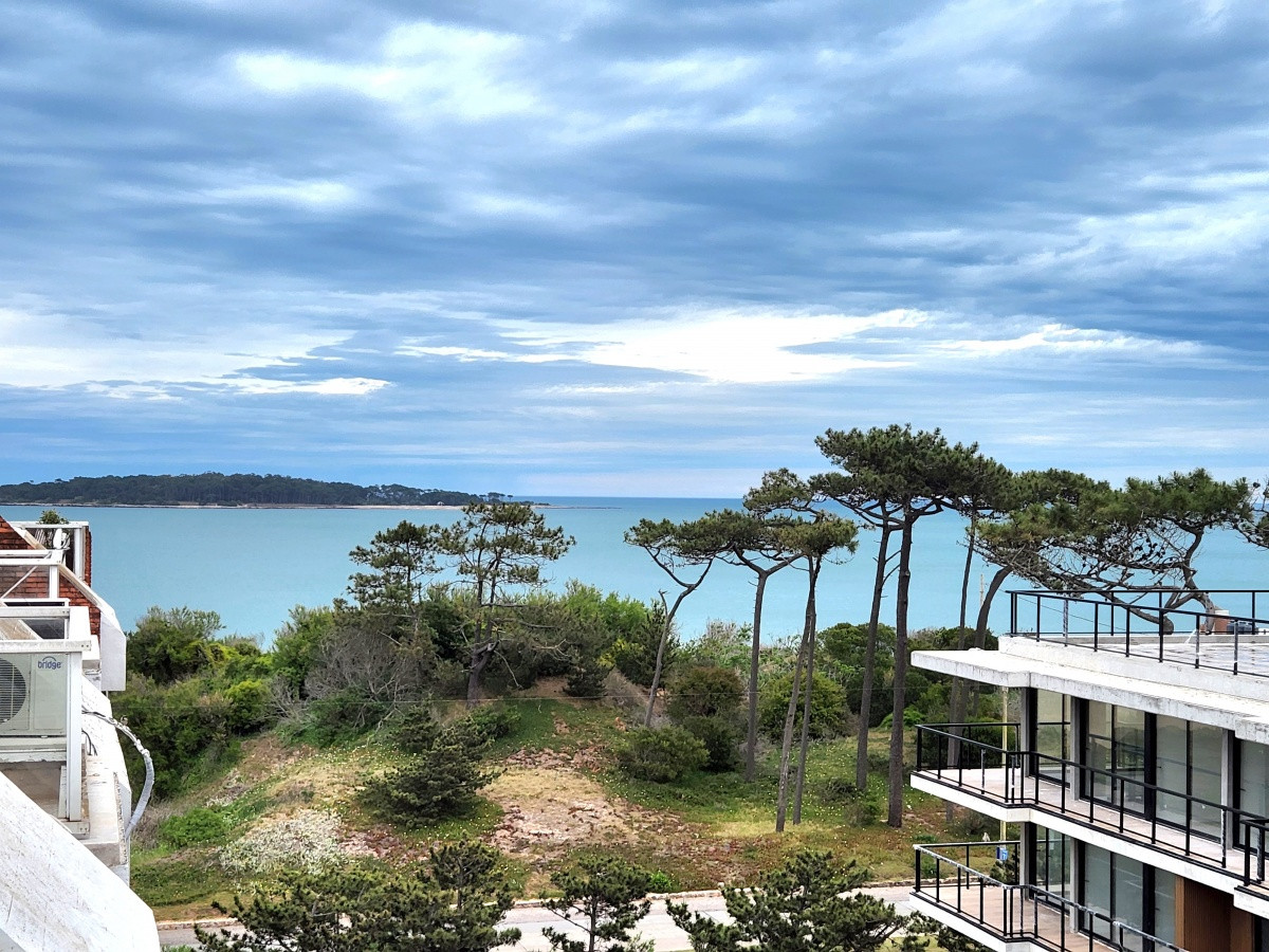 Imagen de Oportunidad Penthouse 3 dormitorios con parrillero, cochera en Playa Mansa