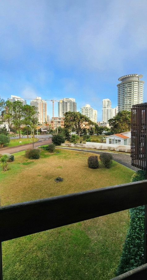Apartamento en venta de 2 dormitorios 2 baños terraza cochera y estufa a leña Aidy Grill Punta del Este