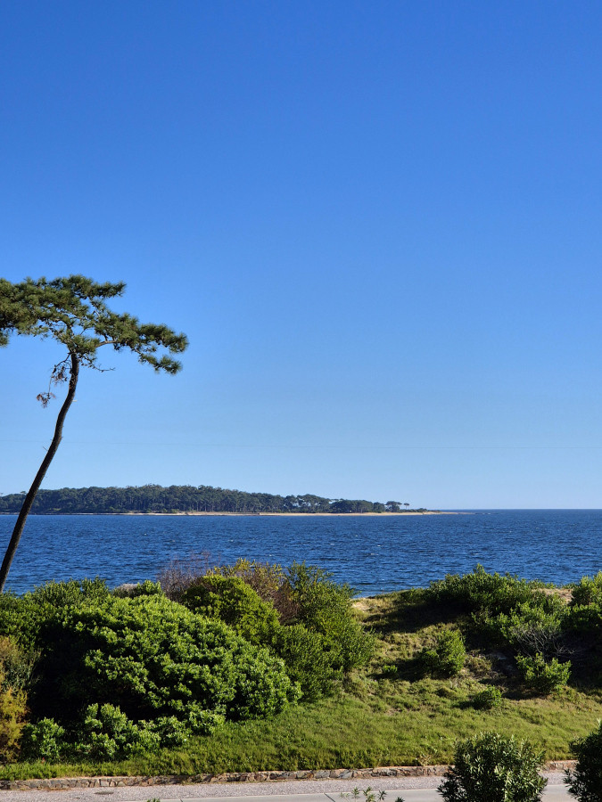 Apartamento 1 dormitorio en venta con vista al Mar edificio primera línea Playa Mansa Punta del Este