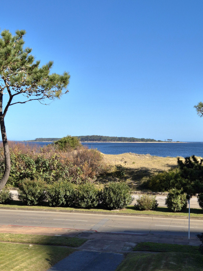 Imagen de Apartamento de 3 dormitorios primera línea con vista al mar Playa Mansa - Punta del Este