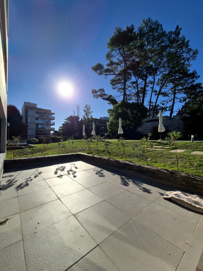 Imagen de Oportunidad!! Planta moderna de categoría en excelente ubicación Playa Mansa