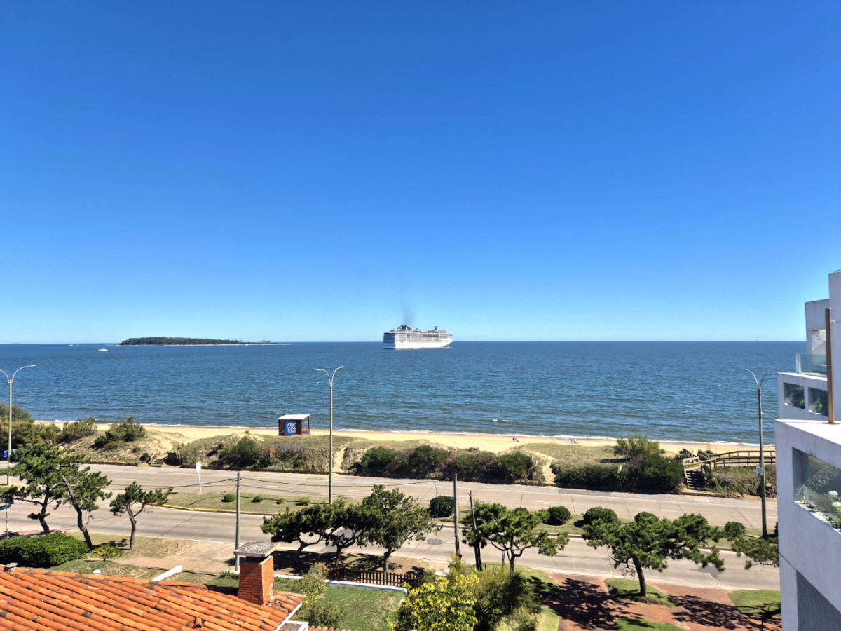 Imagen de Primera línea en Playa Mansa | 2 dormitorios reciclado con vista al mar y balcón. PdE